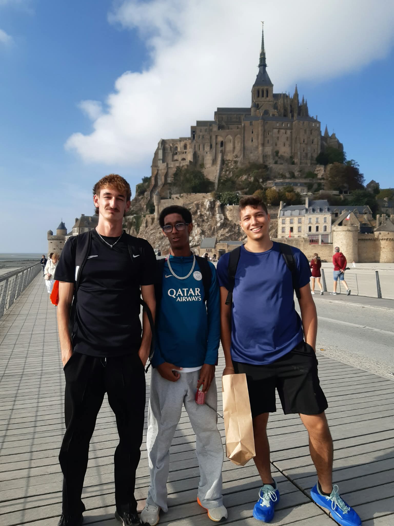 3 élèves devant le Mont