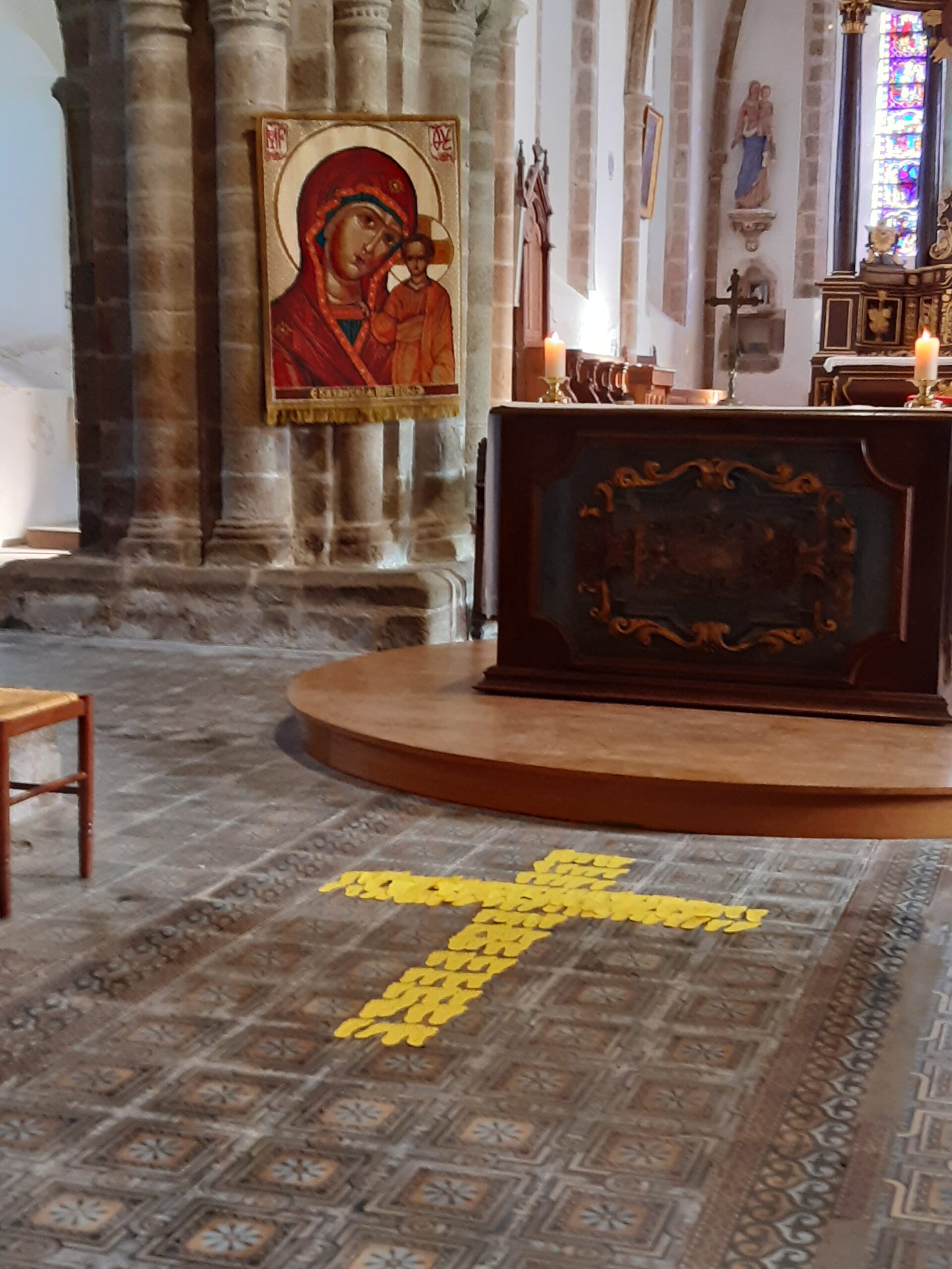 Croix avec empreintes