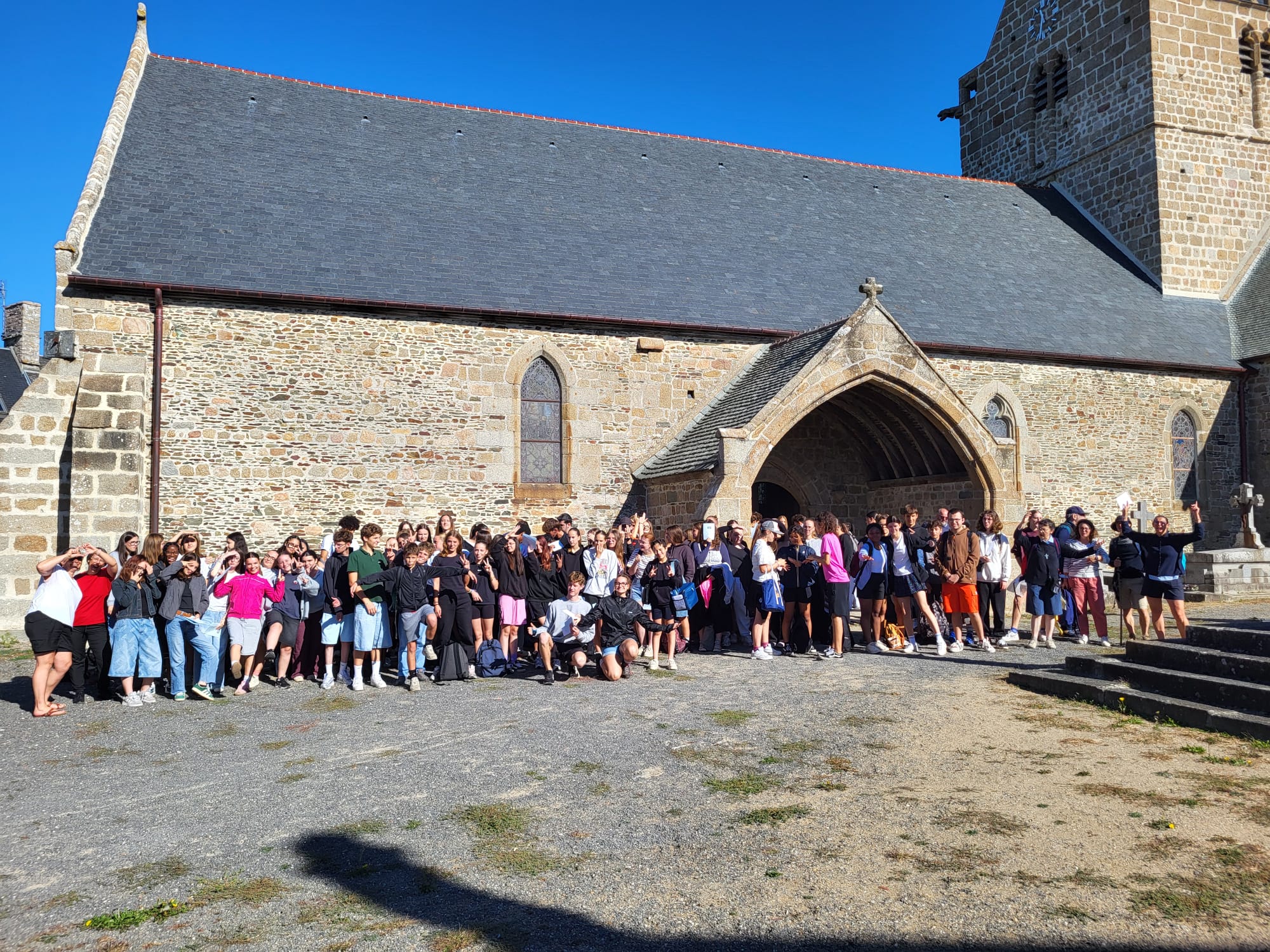 Groupe devant église